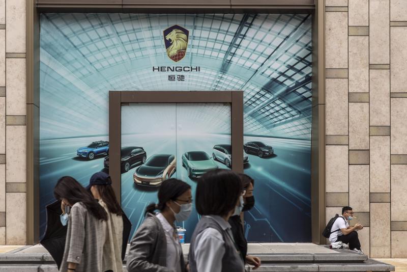 Phòng trưng bày xe điện Hengchi của China Evergrande New Energy Vehicle Group Ltd. tại Thượng Hải, tuy nhiên phòng trưng bày này vẫn chưa hề được khai trương. Ảnh: Qilai Shen / Bloomberg