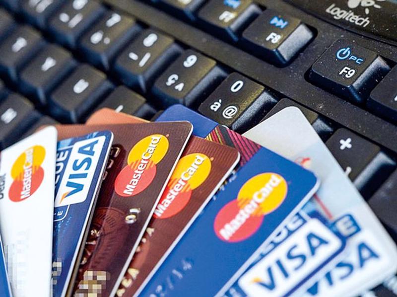 Vay qua thẻ tín dụng sắp được miễn giảm phí và lãi 