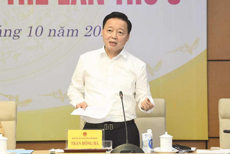 Bộ trưởng Bộ Tài nguyên và Môi trường Trần Hồng Hà báo cáo, làm rõ một số nội dung tại buổi làm việc - Ảnh: Quochoi.vn