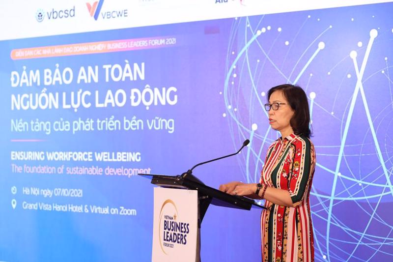 Ms. Ha Thu Thanh, Chairperson of Deloitte Vietnam, President of the VBCWE, and Vice President of the VBCSD, addresses the forum.