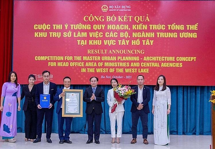 Deputy Minister of Construction Nguyen Van Sinh presents the Grade A award to Nikken Sekkei Ltd and CDC. Source: MoC