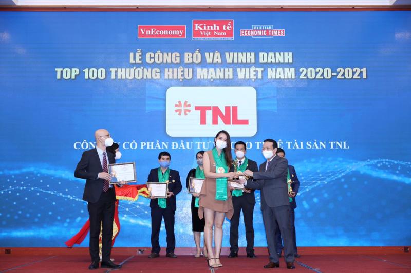 Đại diện TNL nhận danh hiệu Thương hiệu Mạnh Việt Nam 2020-2021