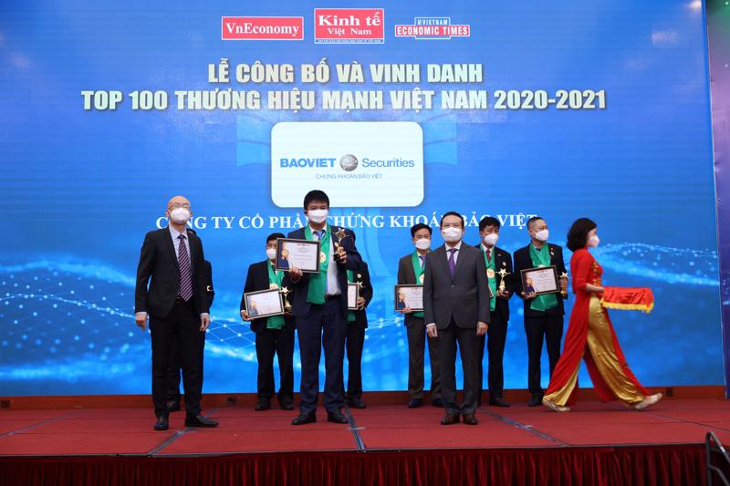 Ông Nhữ Đình Hòa, Tổng giám đốc BVSC nhận danh hiệu Thương hiệu mạnh Việt Nam 2020-2021.