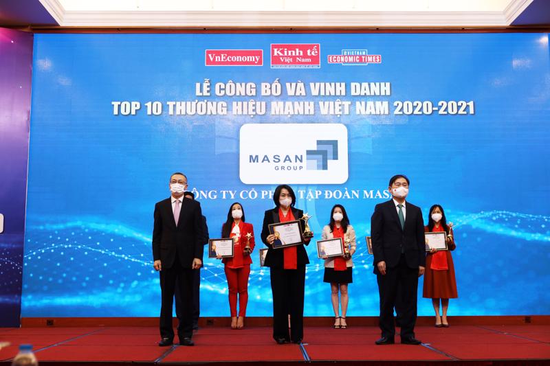 Đại diện Tập đoàn Masan nhận danh hiệu Thương hiệu mạnh Việt Nam 2021.