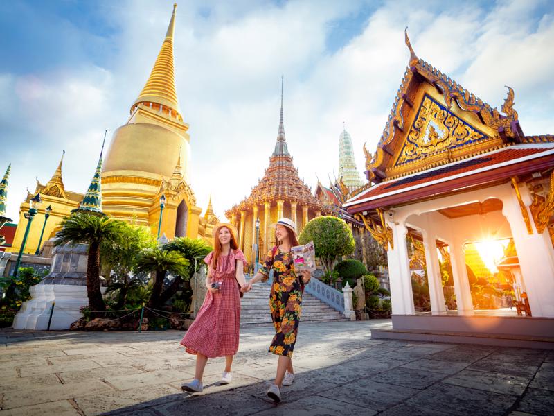 Thái Lan là một điểm đến du lịch tuyệt vời với vô vàn các địa điểm thú vị như đền Wat Phra Kaew, cung điện Grand Palace, hay hàng trăm bãi biển đẹp và rực rỡ. Đi du lịch Thái Lan là trải nghiệm không thể bỏ qua cho bất kỳ du khách nào.
