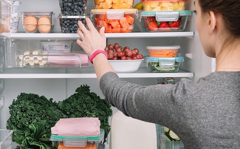 Kiểm soát số lượng cũng như các loại thức ăn trong tủ lạnh là bước đầu tiên để cân đối ngân sách cho việc đi chợ (Nguồn ảnh: Pinterest).