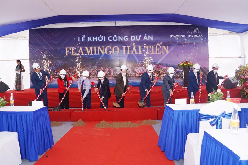 Lãnh đạo tỉnh Thanh Hóa và lãnh đạo Tập đoàn Flamingo cùng thực hiện nghi thức xúc cát khởi công dự án.