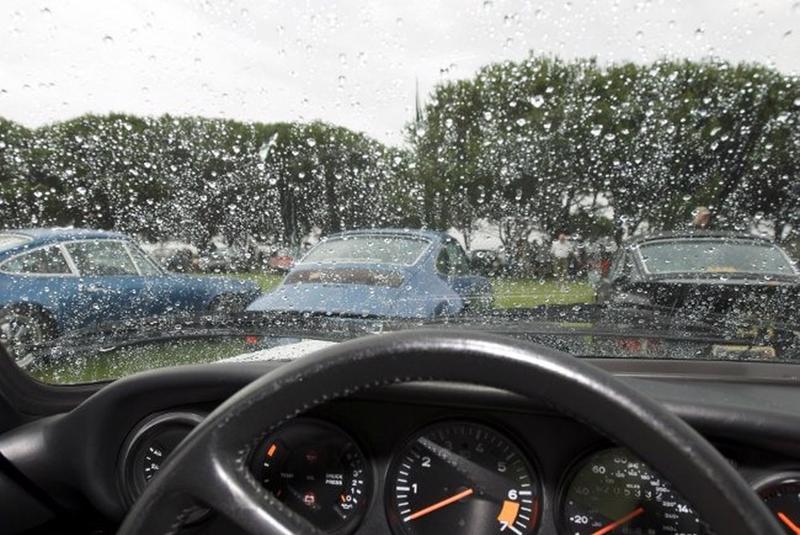 Người lái xe đôi khi không thể nhìn thấy con đường phía trước khi trời mưa, và công nghệ hỗ trợ người lái cũng không. Theo một nghiên cứu của AAA công bố mới đây, các hệ thống được sử dụng để giúp ô tô tự động phanh và đi đúng làn đường của nó bị ảnh hưởng đáng kể khi trời mưa.