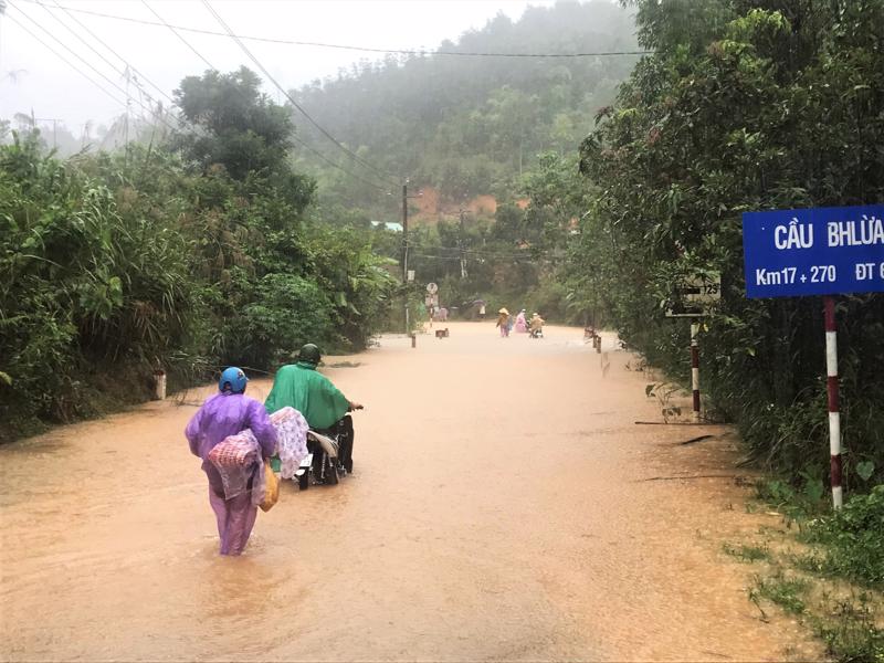 Nhiều xóm làng tại huyện Phước Sơn, Quảng Nam bị ngập.