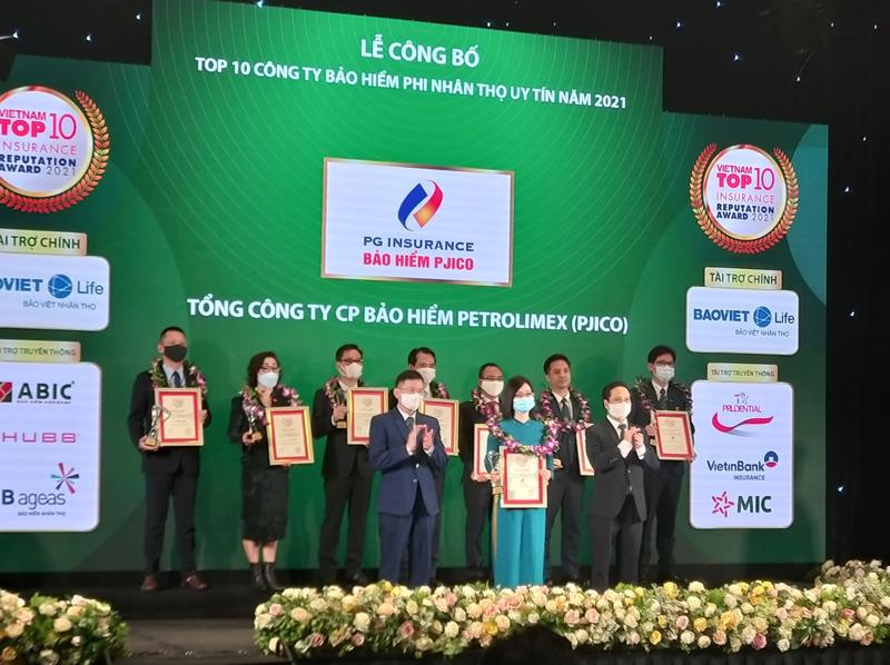 Đại diện bà Nguyễn Thị Hương Giang - Phó Tổng giám đốc PJICO nhận Cup chứng nhận Top 10 Bảo hiểm uy tín 20.