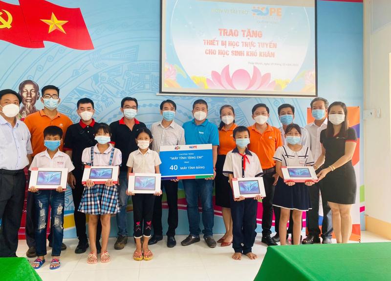 Các em học sinh tại tỉnh Đồng Tháp nhận máy tính bảng từ dự án “Máy tính tặng em” vào ngày 19/10 vừa qua.