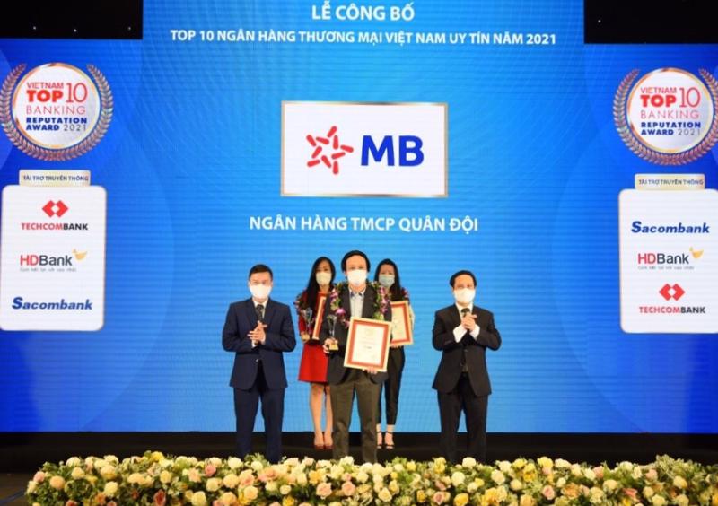 Phó tổng giám đốc MB Lê Quốc Minh đại diện nhận giải thưởng.