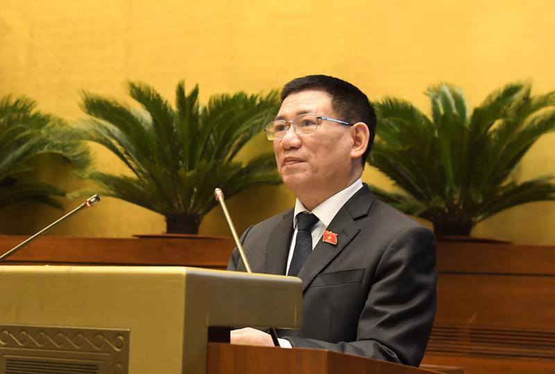 Minister of Finance Ho Duc Phuc makes a presentation to the NA on the draft Law on Insurance Business. Source: Quochoi.vn