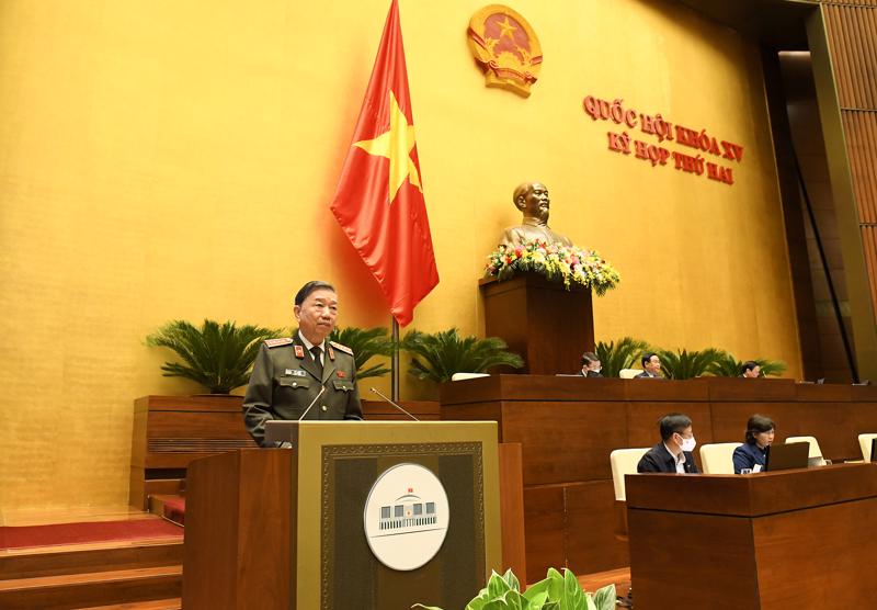 Bộ trưởng Công an Tô Lâm trình bày báo cáo - Ảnh: Quochoi.vn
