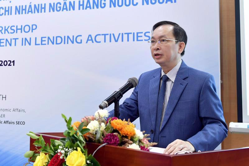 Deputy SBV Governor Dao Minh Tu addresses the seminar.