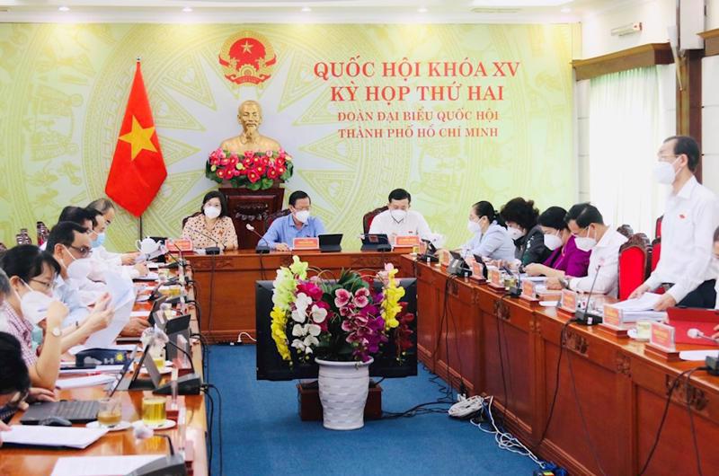 Discussions between HCMC’s National Assembly delegation on October 21.