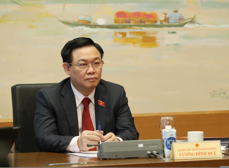 Chủ tịch Quốc hội Vương Đình Huệ tham gia thảo luận tại tổ về Luật Kinh doanh Bảo hiểm sửa đổi - Ảnh: VGP.
