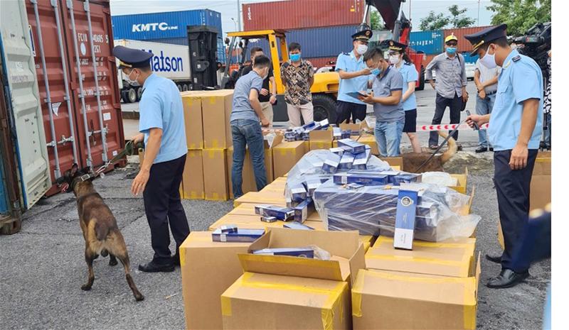 Cục Hải quan TP. Hải Phòng phối hợp với các lực lượng phát hiện, xử lý lô hàng 1 triệu bao thuốc 555 giả mạo từ Campuchia vào Việt Nam.