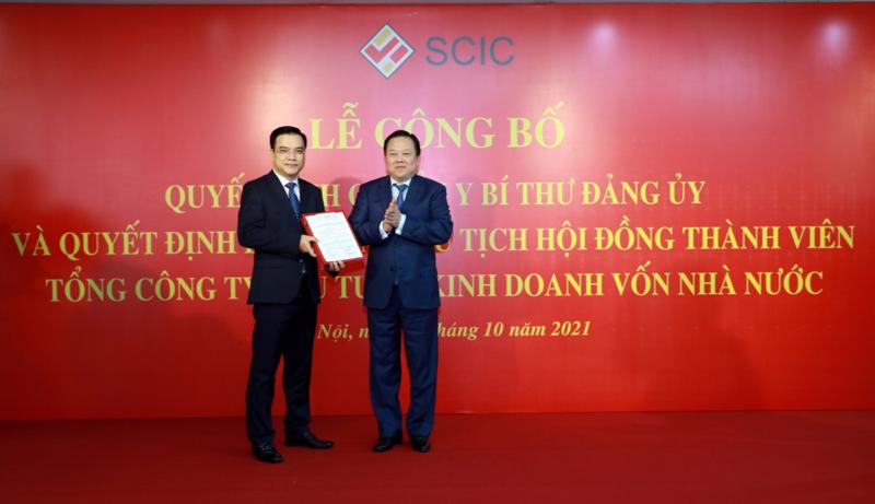 Đồng chí Nguyễn Hoàng Anh trao Quyết định của Thủ tướng Chính phủ về việc bổ nhiệm Chủ tịch HĐTV SCIC và chúc mừng đồng chí Nguyễn Chí Thành.