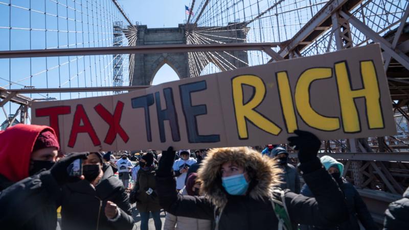 Một cuộc biểu tình kêu gọi tăng thuế đối với giới nhà giàu ở Mỹ - Ảnh: Getty.