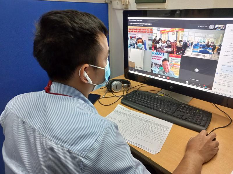 Doanh nghiệp phỏng vấn tuyển dụng online tại Trung tâm Dịch vụ việc làm Hà Nội sáng 28/10. Ảnh - Nhật Dương. 