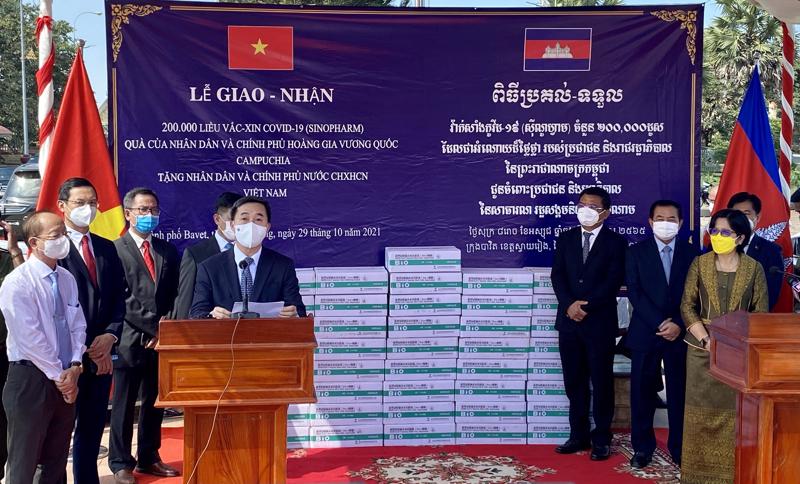 Lễ bàn giao vaccine của Campuchia cho Việt Nam. Ảnh - Bộ Ngoại giao. 
