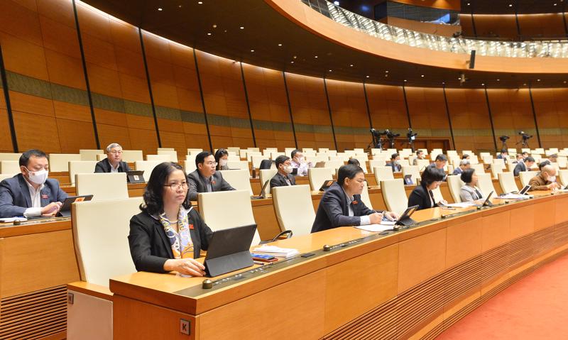 Các đại biểu tham dự phiên họp trực tuyến của Quốc hội tại hội trường Diên Hồng sáng ngày 30/10 - Ảnh: Quochoi.vn