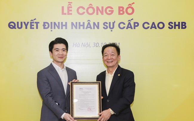 Ông Đỗ Quang Vinh (trái) nhận quyết định giữ chức Phó Tổng Giám đốc ngân hàng SHB
