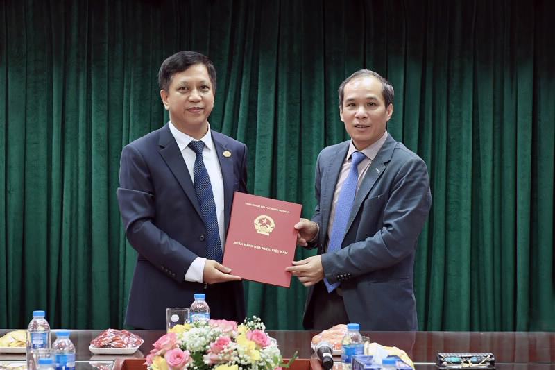 Phó Thống đốc Đoàn Thái Sơn (phải) trao quyết định bổ nhiệm cho ông Đào Xuân Tuấn (trái)