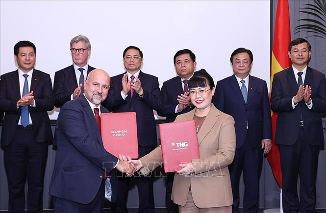 Thủ tướng chứng kiến lễ ký và trao thỏa thuận hợp tác của các bộ, ngành và doanh nghiệp Việt Nam - Ảnh: Ảnh: TTXVN