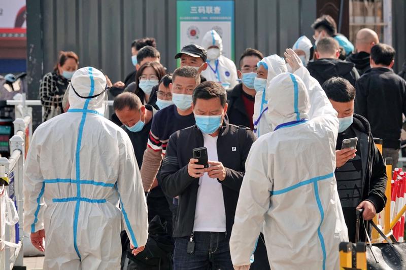 Nhân viên y tế hướng dẫn người dân tại một trung tâm kiểm dịch ở Sơn Đông, Trung Quốc hôm 2/11 - Ảnh: Bloomberg.