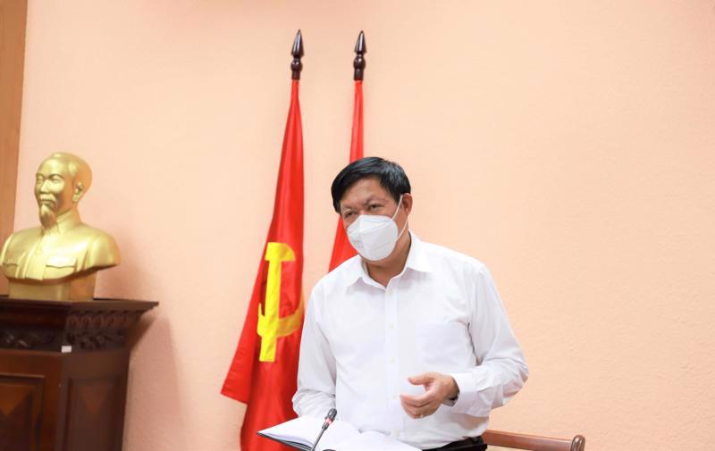 Deputy Minister of Health Do Xuan Tuyen chaired an online meeting with localities on pandemic prevention and control. Photo by Nguyen Nhien