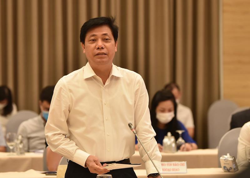 Thứ trưởng Bộ Giao thông vận tải Nguyễn Ngọc Đông trả lời báo chí tại họp báo - Ảnh: VGP/Nhật Bắc