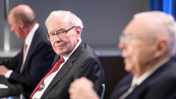 Tỷ phú Warren Buffett tại đại hội cổ đông thường niên của Berkshire Hathaway ở Los Angeles, tháng 5/2021 - Ảnh: CNBC.