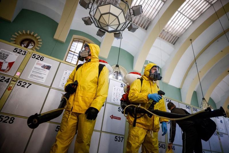 Nhân viên y tế phun khử khuẩn một nhà ga ở Moscow, Nga, hôm 2/11 - Ảnh: Reuters.