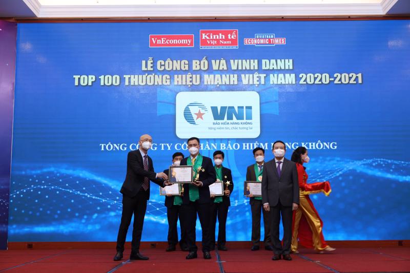 Ông Lê Mạnh Cường - Phó Tổng giám đốc VNI nhận danh hiệu Top 100 Thương hiệu mạnh Việt Nam.