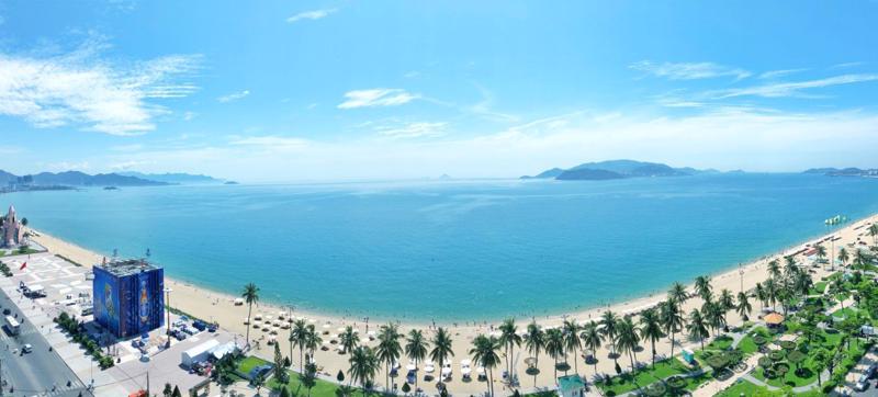 Nha Trang với đường bờ biển dài và nước biển trong xanh luôn thu hút đông đảo khách du lịch. Ảnh Huy Kutis.