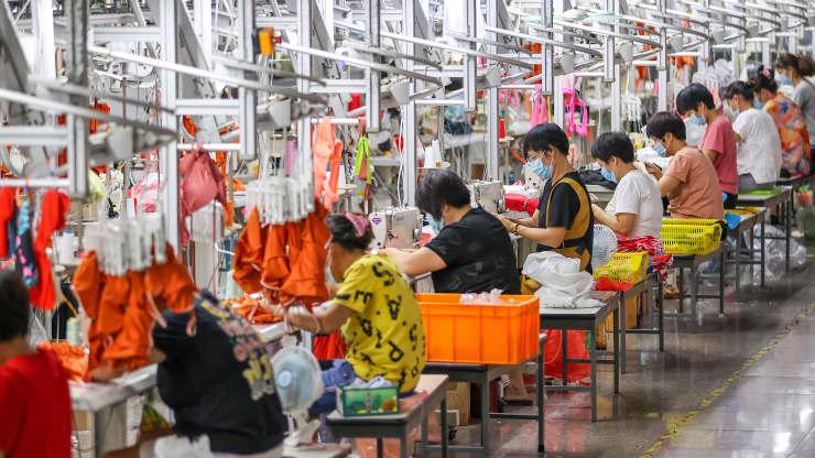 Công nhân làm việc trong một nhà máy ở Phúc Kiến, Trung Quốc, tháng 9/2021 - Ảnh: Getty/CNBC.