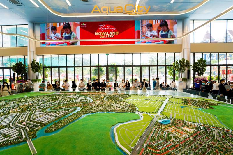 Nhà đầu tư tìm hiểu về dự án Aqua City tại Novaland Gallery.