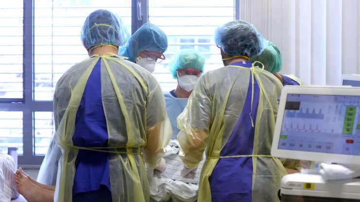 Các y bác sỹ đang chăm sóc một bệnh nhân Covid nằm phòng điều trị đặc biệt (ICU) trong một bệnh viện ở Magdeburg, Đức, tháng 4/2021 - Ảnh: Getty/CNBC.