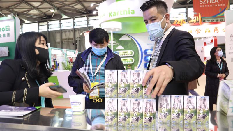 Khách hàng tìm hiểu về các sản phẩm sữa tươi của Vinamilk tại Triển lãm FHC Thượng Hải 2021.