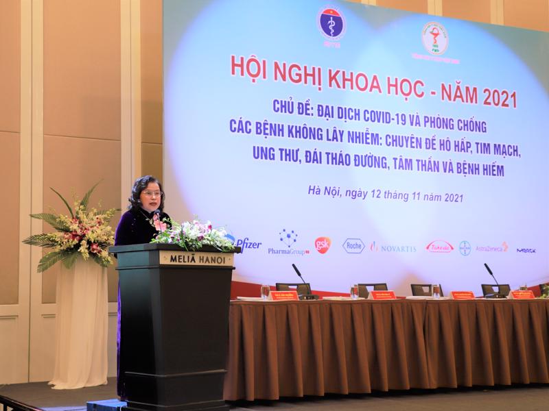  PGS.TS. Nguyễn Thị Xuyên, Chủ tịch Tổng Hội Y học Việt Nam phát biểu tại hội nghị.