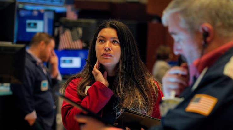 Các nhà giao dịch cổ phiếu trên sàn NYSE ở New York, Mỹ hôm 13/10/2021 - Ảnh: Reuters.