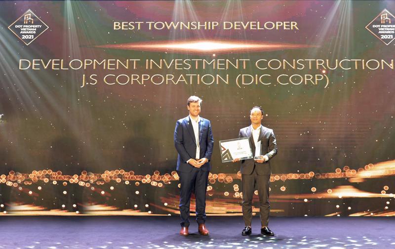 Đại diện Tập đoàn DIC đón nhận giải thưởng “Nhà phát triển đô thị xuất sắc nhất 2021” (Best Township Developer Vietnam 2021).