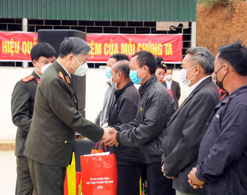 Đại tướng Tô Lâm, Ủy viên Bộ Chính trị, Bộ trưởng Bộ Công an gửi quà tặng tới các già làng, trưởng bản, người có uy tín trong phong trào Toàn dân bảo vệ an ninh Tổ quốc trên địa bàn xã Phì Nhừ.