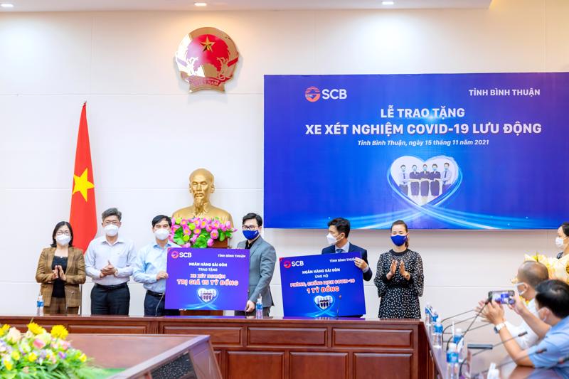 Ông Trương Khánh Hoàng - Quyền Tổng giám đốc SCB đã trao tặng một xe xét nghiệm Covid-19 lưu động cho đại diện UBND tỉnh Bình Thuận.