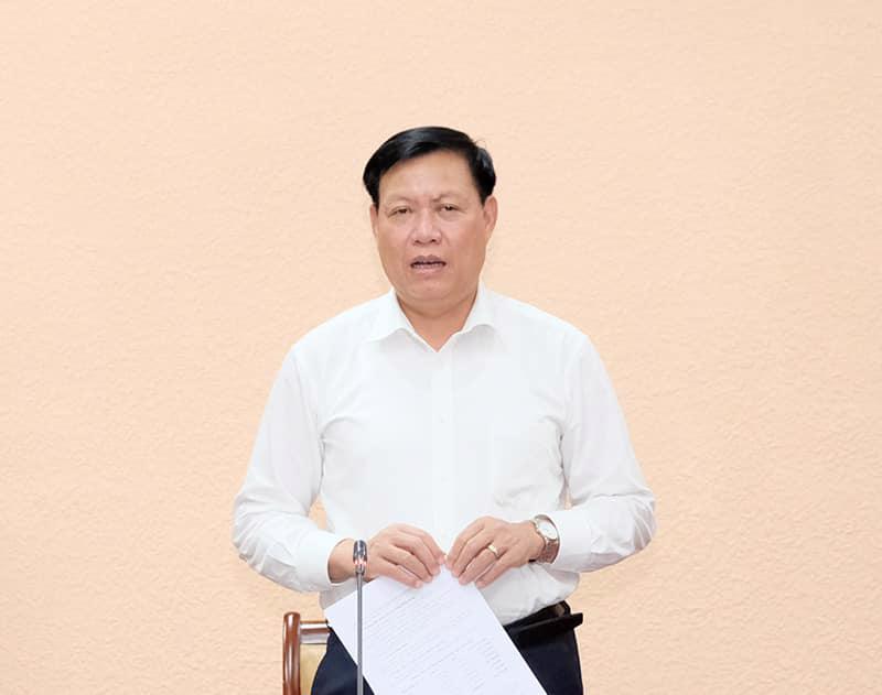 Thứ trưởng Bộ Y tế Đỗ Xuân Tuyên chủ trì cuộc họp với các địa phương về tiến độ tiêm vaccine. Ảnh - Trần Minh. 