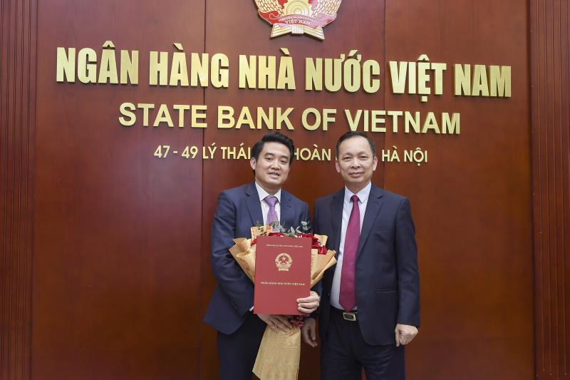Phó Thống đốc Thường trực Đào Minh Tú trao quyết định và chúc mừng ông Trần Anh Tuấn