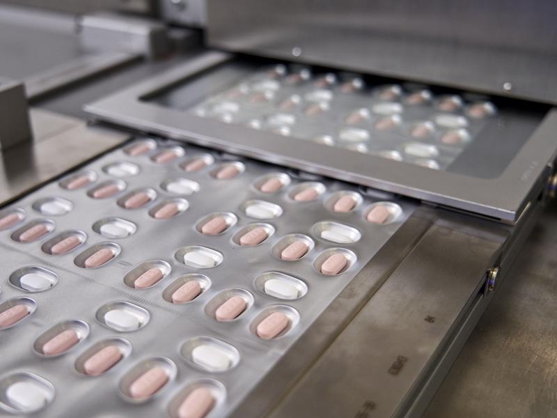 Thuốc đặc trị Covid-19 dạng viên Paxlovid của hãng dược Pfizer được chụp tại nhà máy ở Ascoli, Italy ngày 16/11/2021 - Ảnh: Reuters