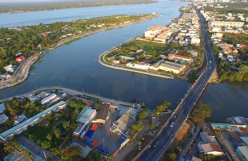 Tỉnh Vĩnh Long nằm giữa sông Tiền và sông Hậu tại Đồng bằng sông Cửu Long. 